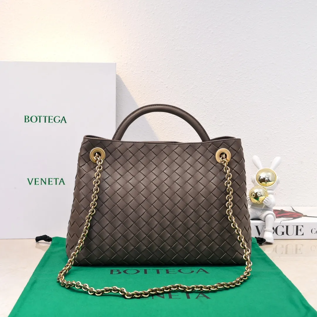 Batch 2460 BOTTEGA VENETA 2024 spring and summer new small ANDIAMO chain bag is also available! 🔥🔥I believe many friends have been waiting for a long time. The metallic chain adds a touch of sophistication to the original softness and elegance of Andiamo. The collision of classic craftsmanship and elegance creates a different kind of beauty. Style number: 6009 Size: 32*24*12cm